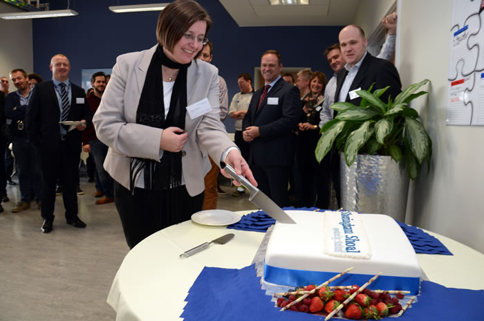 Hilde Bakken (Executive Vice President, Statkraft) cutting the celebratory cake